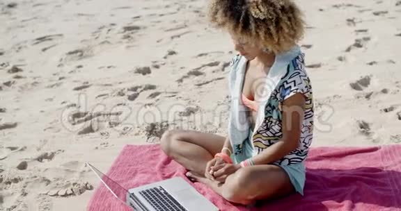 夏日海滩上有笔记本电脑的女人视频的预览图