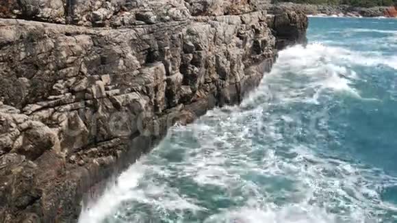 黑山海上的岩石岩石海岸野生海滩丹杰罗视频的预览图