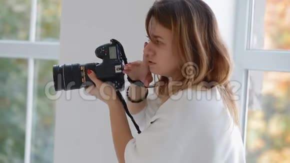 摄影师在工作室和模特一起工作后台视频的预览图