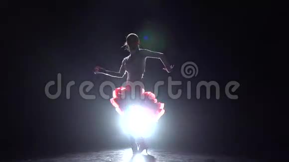 跳桑巴舞的女孩慢动作视频的预览图
