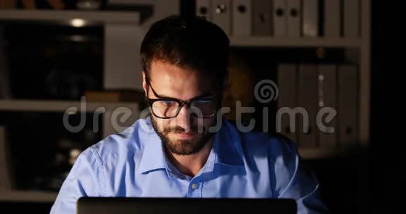 商人晚上用笔记本电脑视频的预览图