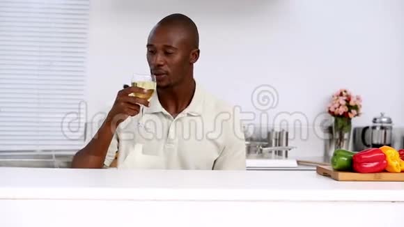 在厨房喝酒的人视频的预览图