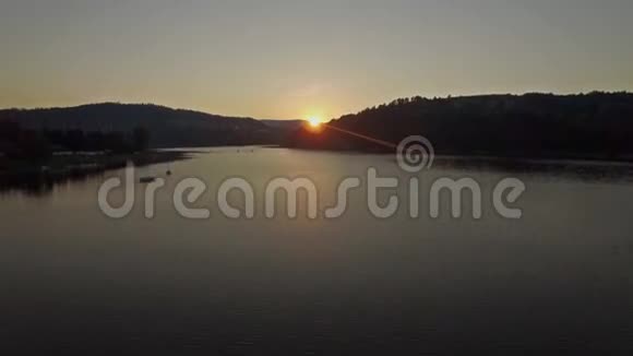 日落湖上升空中4K视频的预览图