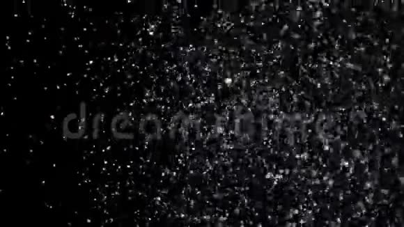 黑色背景下的慢动作雪视频的预览图