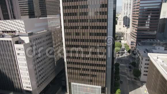 洛杉矶市中心的高层玻璃办公楼4K视频的预览图