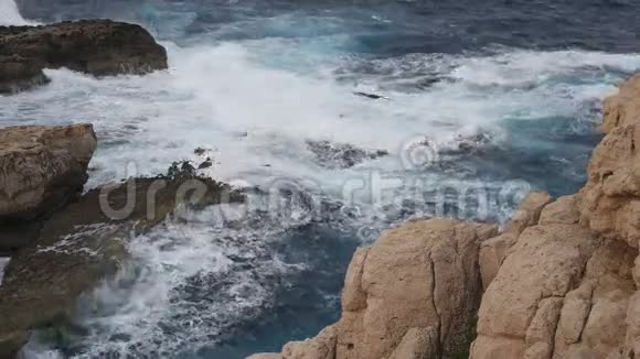 海和岩石景观视频的预览图