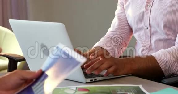 男性商务主管使用笔记本电脑视频的预览图
