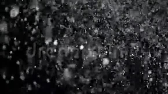 黑色背景下的慢动作雪视频的预览图