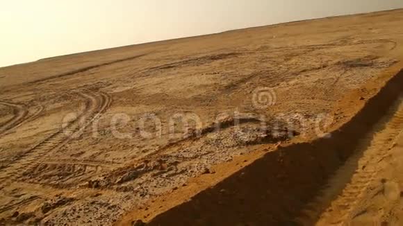 沙漠中的沙路视频的预览图