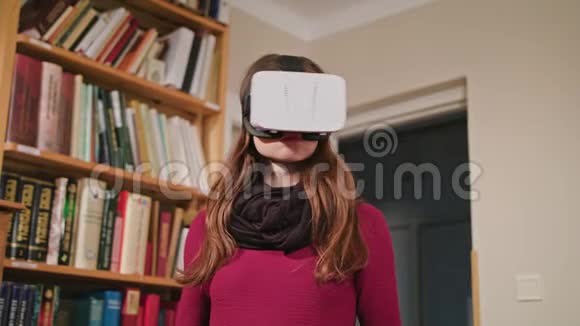 虚拟现实眼镜中的年轻女性视频的预览图