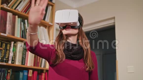 虚拟现实眼镜中的年轻女性视频的预览图