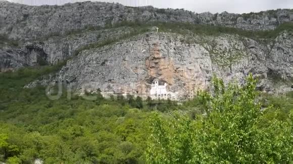 黑山的奥斯特罗修道院岩石中独特的修道院视频的预览图