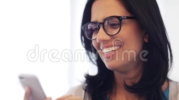 带着智能手机的快乐微笑的印度女人视频的预览图