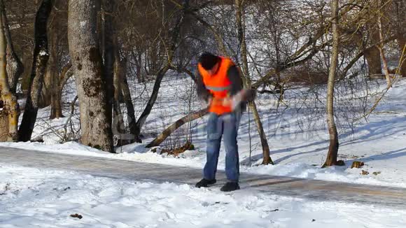 在人行道上拿着雪铲的人视频的预览图