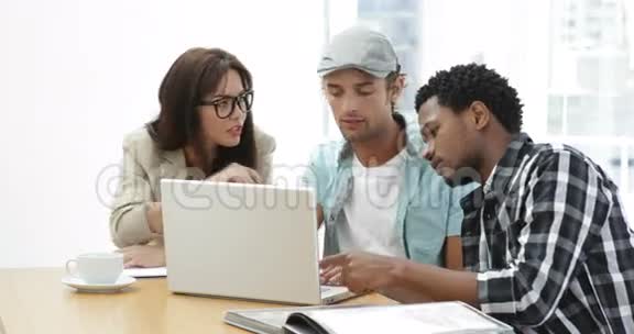 员工一起在笔记本电脑上工作视频的预览图