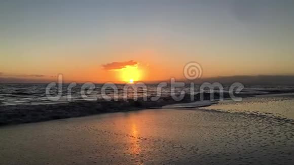 日落在夏威夷考艾岛的黑沙滩上视频的预览图