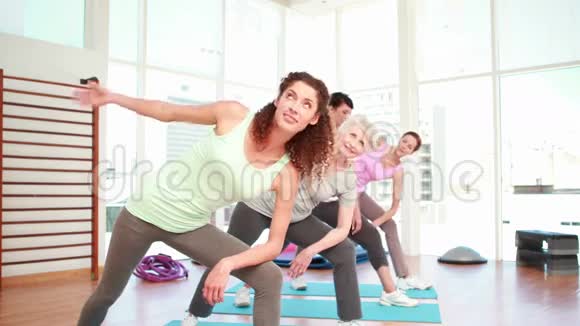女人在瑜伽课上伸展身体视频的预览图