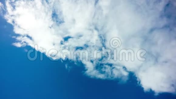 4k白天天空中有蓬松的云视频的预览图