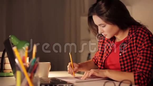 带笔记本和计算器的学生女孩视频的预览图