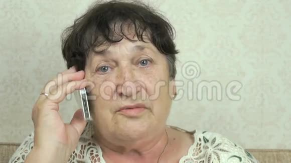 老奶奶在用手机说话视频的预览图