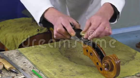 一个木琴代替了大提琴的触感视频的预览图