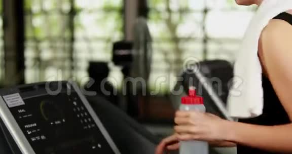 适合女人在跑步机上跑步视频的预览图