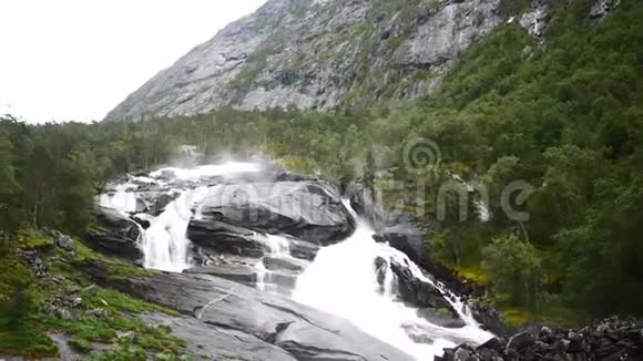 雨天挪威山区的瀑布视频的预览图