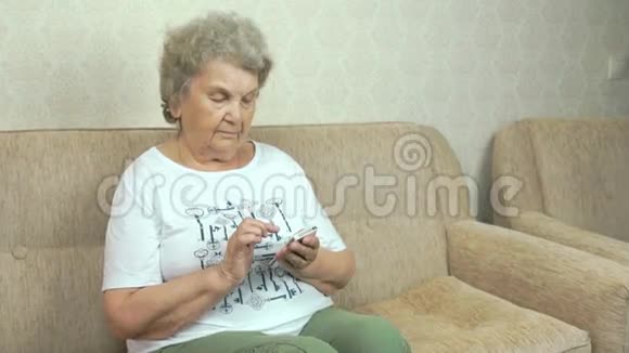 在家拿着手机的成年妇女视频的预览图