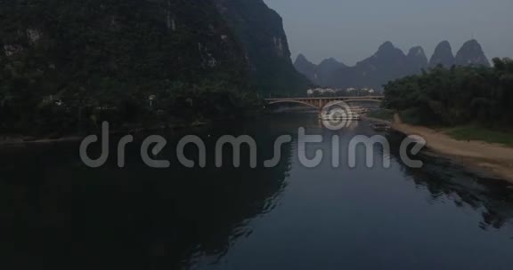 阳朔漓江喀斯特山景观视频的预览图