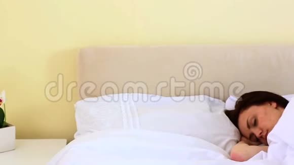 布鲁内特女人在睡觉视频的预览图
