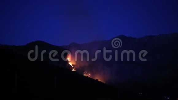 晚上在山上着火烟雾笼罩着群山布德瓦视频的预览图