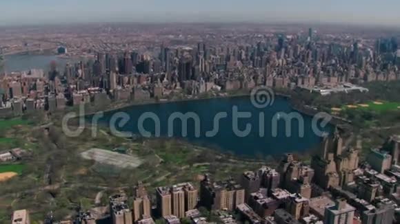 鸟瞰中央公园湖景视频的预览图