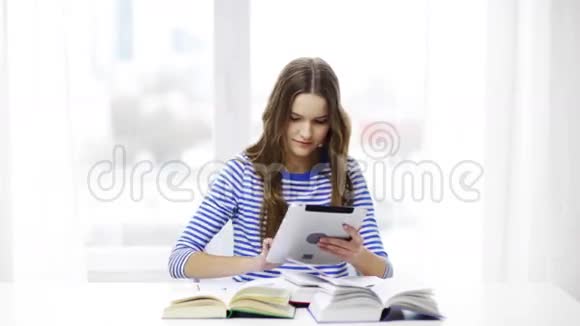 带平板电脑和书的微笑学生女孩视频的预览图