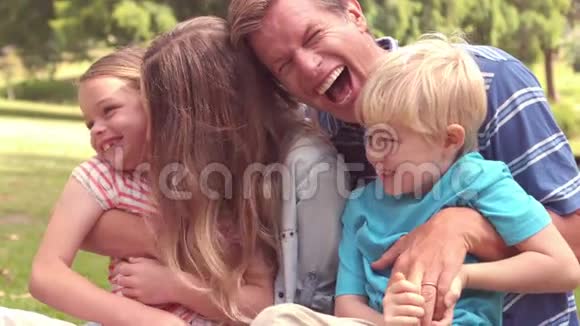 幸福的一家人在公园里笑视频的预览图