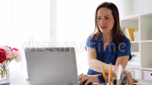 家里或办公室有笔记本电脑和笔记本的女人视频的预览图
