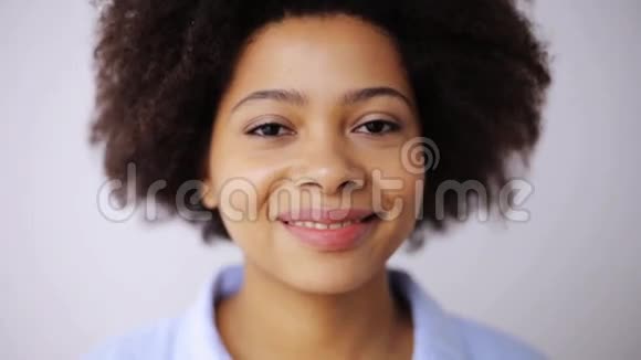 微笑着的非裔美国年轻女子视频的预览图