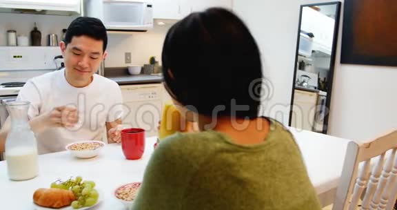 在家吃早餐的夫妇视频的预览图