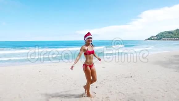 戴着圣诞帽的白人美女视频的预览图