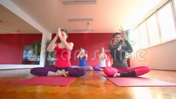 在大厅上瑜伽课的女人视频的预览图