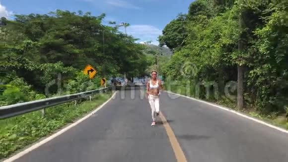 户外健身时跑步妇女慢跑视频的预览图
