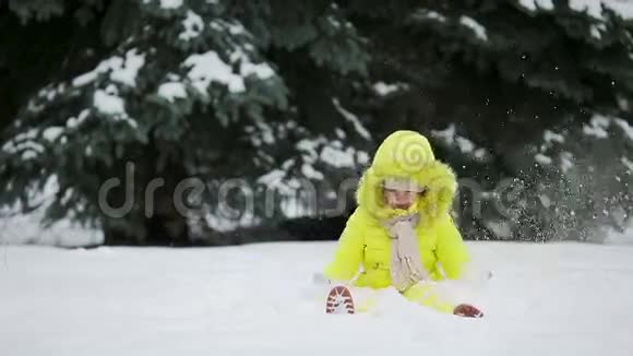 可爱的小女孩在冬天的户外玩耍视频的预览图