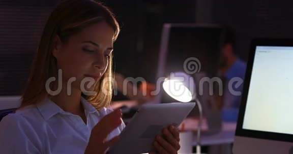 女商人晚上用笔记本电脑视频的预览图