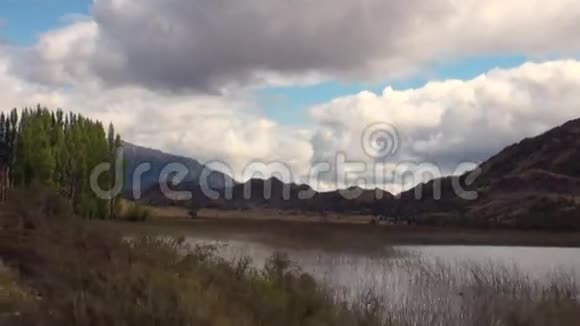 阿根廷巴塔哥尼亚的山湖视频的预览图