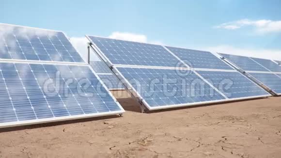 沙漠背景上的太阳能电池板蓝天清洁能源绿色能源的理念替代能源视频的预览图