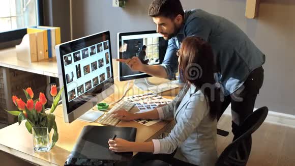 从事电脑工作的男女平面设计师视频的预览图
