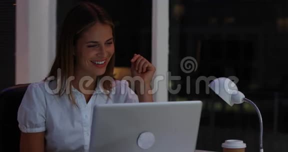 女商人晚上用笔记本电脑视频的预览图