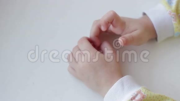 孩子的手在白色背景上视频的预览图