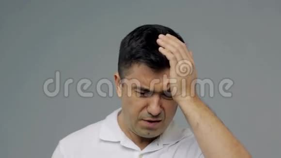 不高兴的人头部疼痛视频的预览图