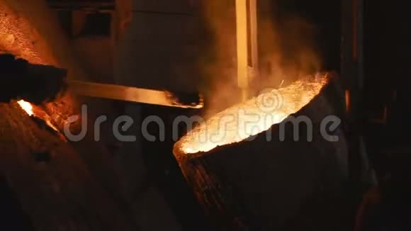 在工厂熔化金属视频的预览图
