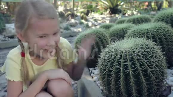 坐在公园里的快乐小女孩视频的预览图